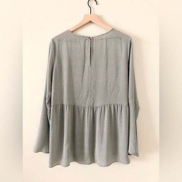 LOFT Bell Sleeve Blouse in Gray and White Geometric Print - Size M - Picture 5 of 8